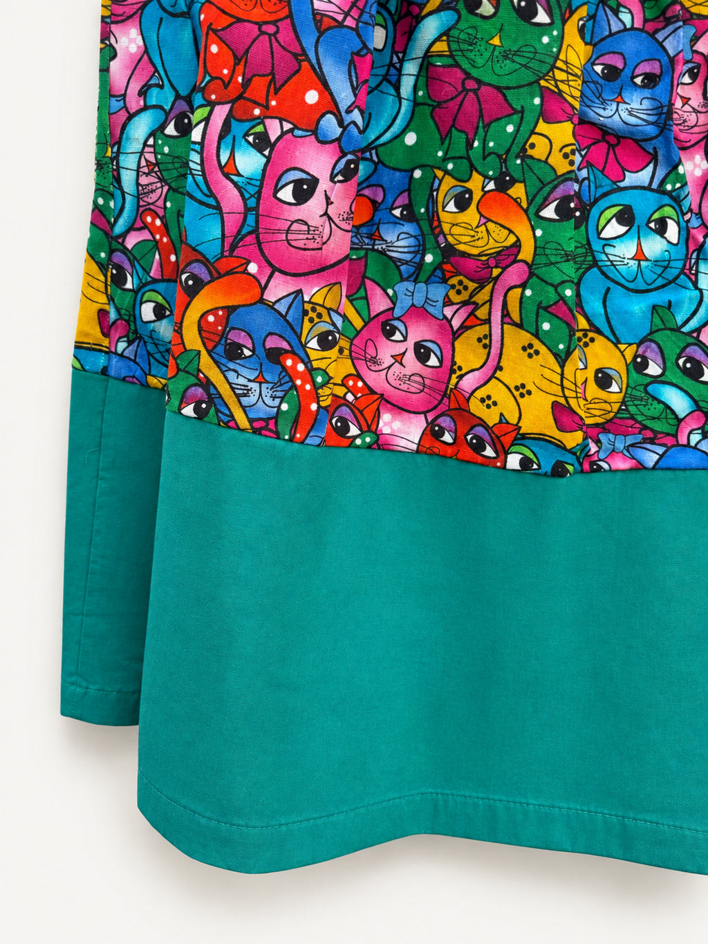 Colourful cat-print skirt with a turquoise waistband and wide turquoise hem